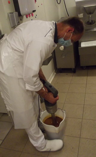 il mixe le melange de glace